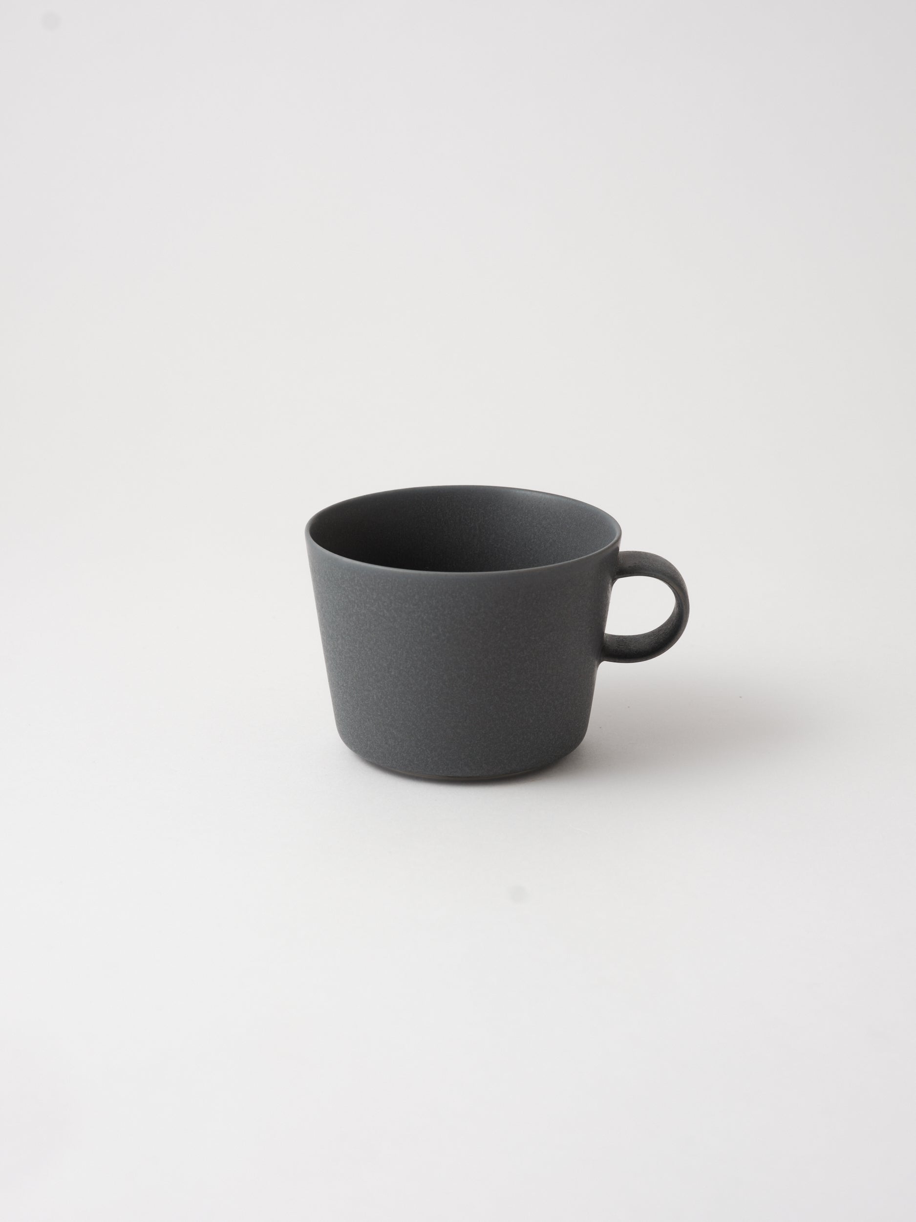 Yumiko Iihoshi Porcelain UNJOUR Matin Cup 340ml - Dark Grey